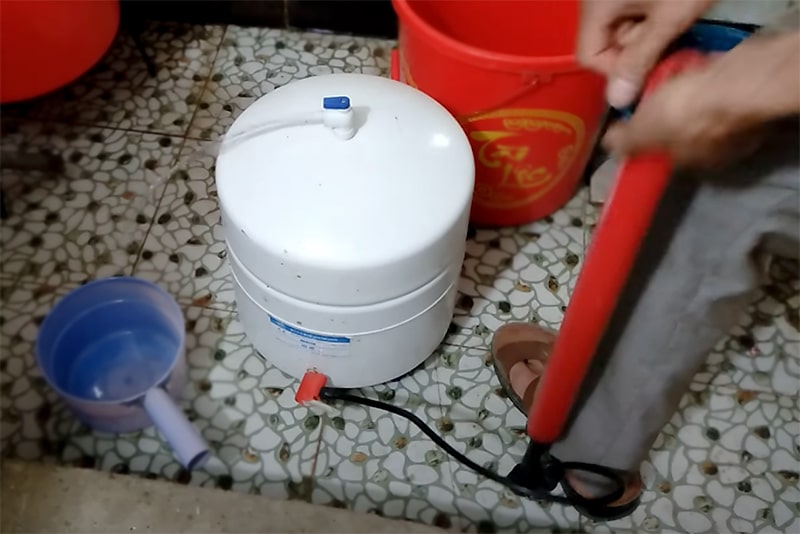 Nước ra vòi yếu và cách bơm áp cho máy lọc nước