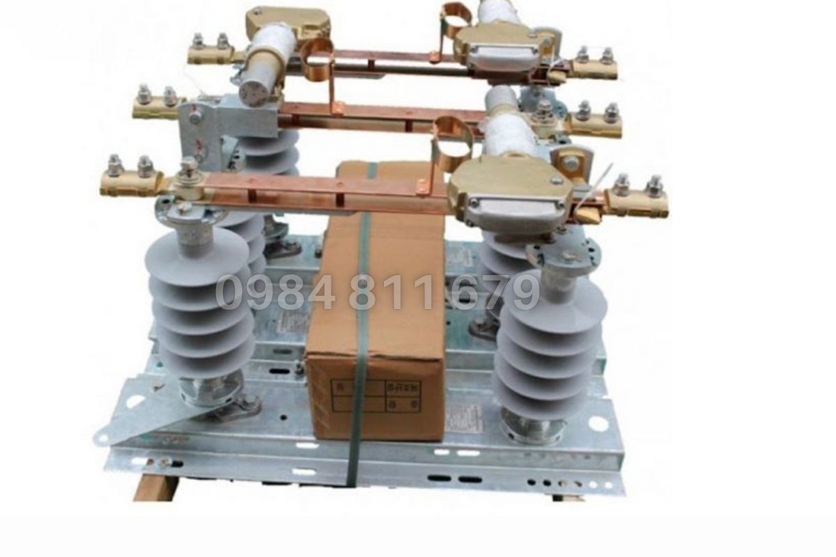 Cầu Dao Cách Ly Ngoài Trời 24kV 630A Chém Ngang Sứ Polymer